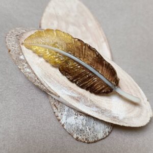 broche plume en resine bronze et or